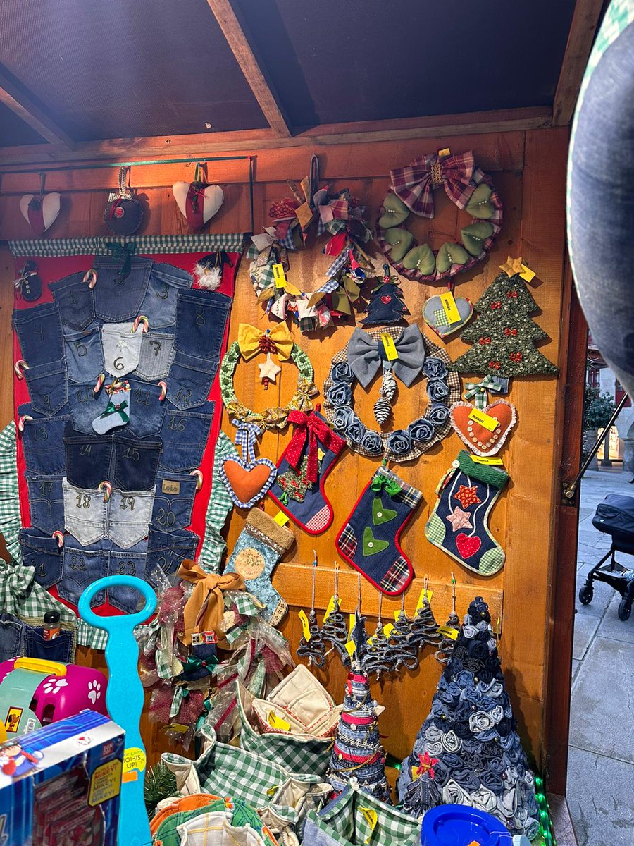 BoaVida_IA's tweet photo. Ya puedes comprar regalos exclusivos, únicos, hecho a mano, a muy buen precio. Solidarios, respetuosos con el medio ambiente... 🧐 ¿Dónde? En el stand de #boavida de la feria de artesanía de la plaza de la Ferrería 🤩 https://t.co/wcZ01n8Fd7