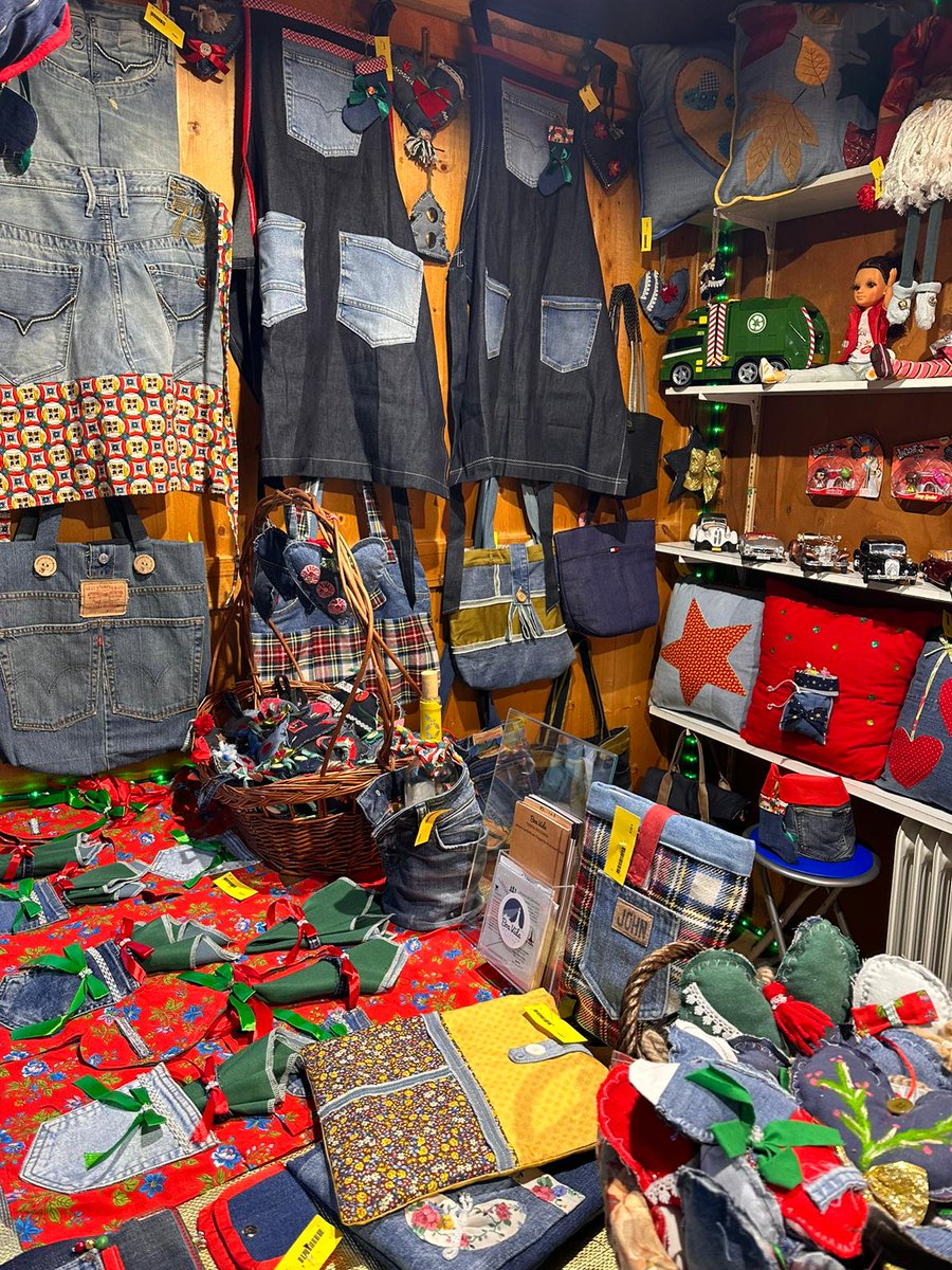 BoaVida_IA's tweet photo. Ya puedes comprar regalos exclusivos, únicos, hecho a mano, a muy buen precio. Solidarios, respetuosos con el medio ambiente... 🧐 ¿Dónde? En el stand de #boavida de la feria de artesanía de la plaza de la Ferrería 🤩 https://t.co/wcZ01n8Fd7