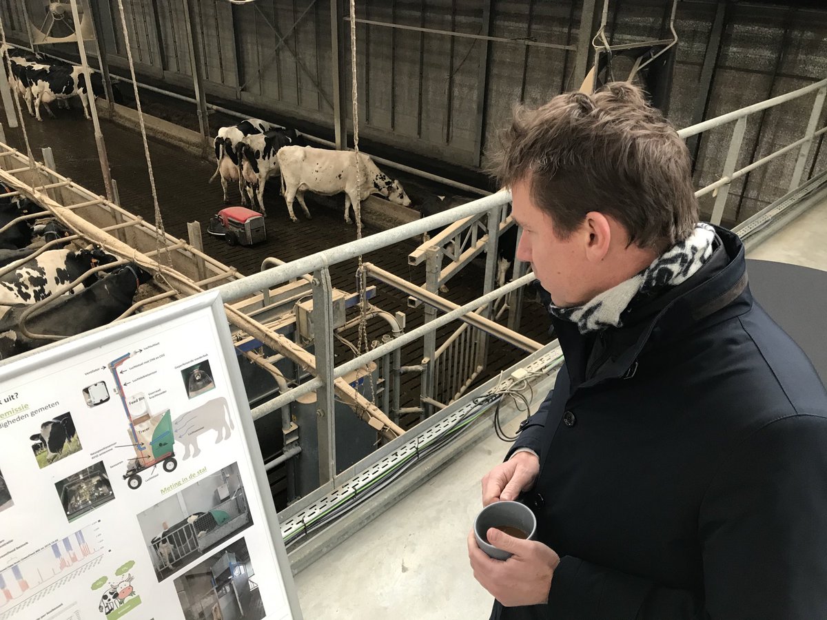 ILVOvlaanderen's tweet photo. Vl.minister v. Landbouw ⁦@jobrouns1⁩ op bezoek ⁦@ILVOvlaanderen⁩. Hoezo een hiaat tss ‘veld’ en ‘voedingsverwerker’ bij nieuwe teelten? Naoogst-behandelingen voor quinoa, kikkererwt, lupinen, linzen zijn nodig maar niet kleinschalig beschikbaar. Dus oplossing to come https://t.co/F5Vf8icz3V
