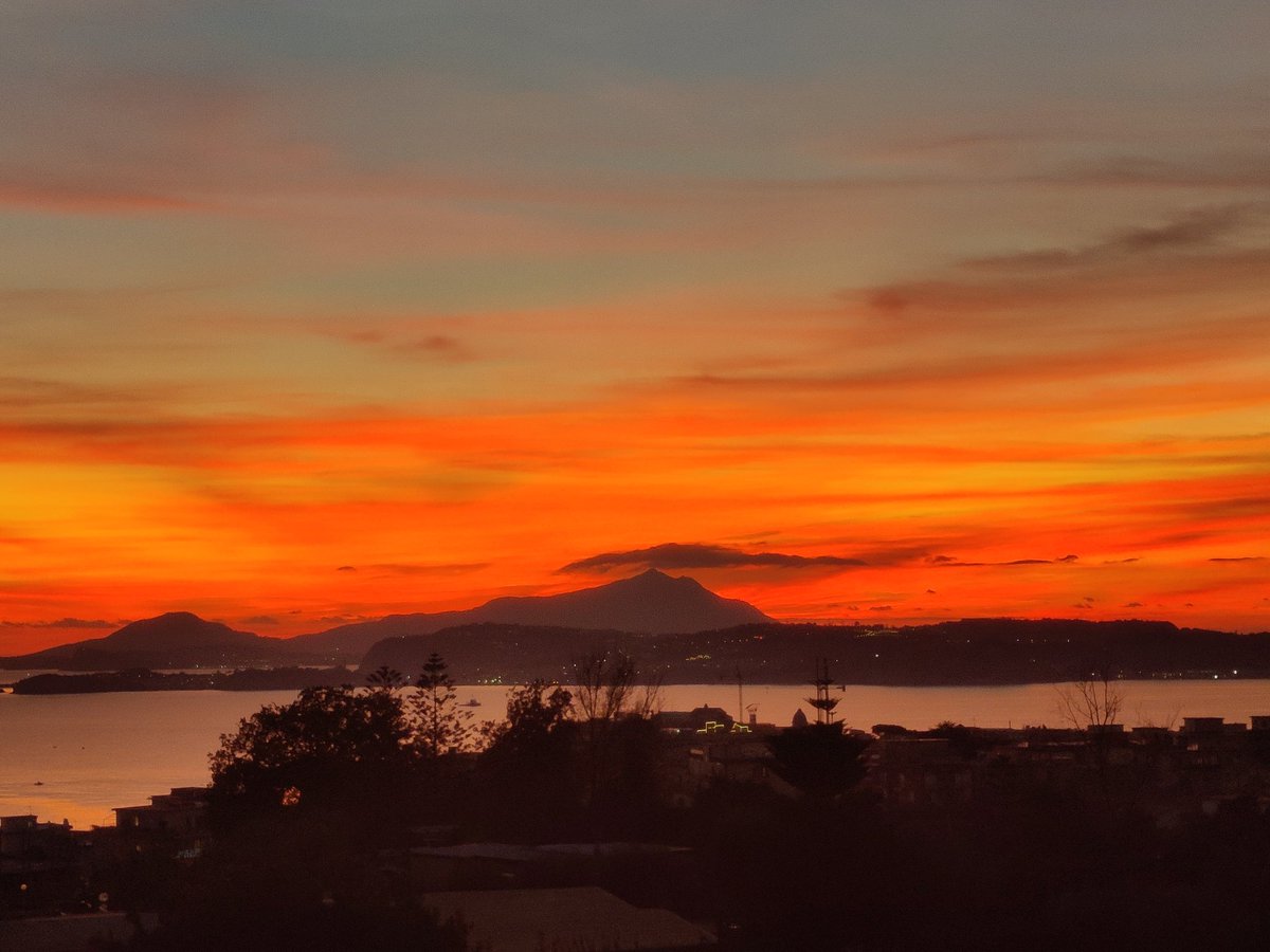 gentlelaura's tweet photo. Adesso #sunsetphotography https://t.co/4lD5hTbIy0