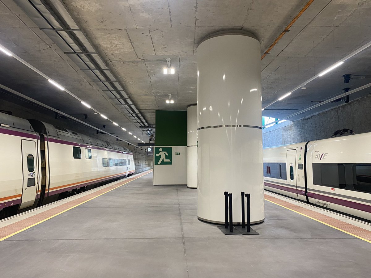 Estación Murcia-El Carmen. Esta fotografía muestra 2 avances: a la izquierda el tren AVANT que unirá, por el Corredor Mediterráneo, Alicante con Murcia con paradas intermedias y ancho UIC. A la derecha el AVE a Madrid, que usa vías que también llevarán hacia València y más al N.