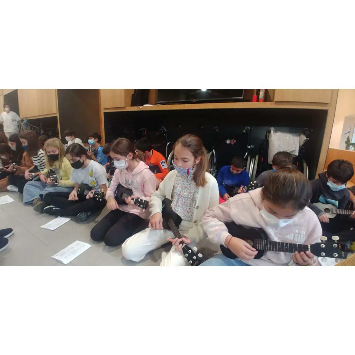 Bi urteko etenaldiaren ondoren, Santa Ana egoitzan egon dira LH6ko ikasleak, ukelelearen laguntzaz eta gabon abesti batzuk tarteko kontzertutxoa eskaintzen!
-
#lasallezarautz #ikasleaerdigunean #HobeElkarrekin #ITBLaSalle #lasalle #lasallezarautzeskolaberria #zarautz