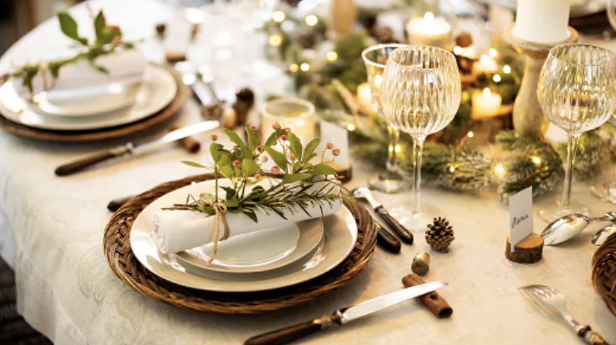 [#NoëlResponsable]
Et si cette année on optait pour une décoration de table 100% naturelle ?
➡️ Branches de résineux, houx, lierre, gui, pommes de pin… Un petit ramassage en forêt et le tour est joué !
+ d'infos ac le #tuto <a href="/ouiaremakers/">Oui Are Makers</a> et l’<a href="/ademe/">ADEME</a> 👉mtaterre.fr/dossiers/un-no…