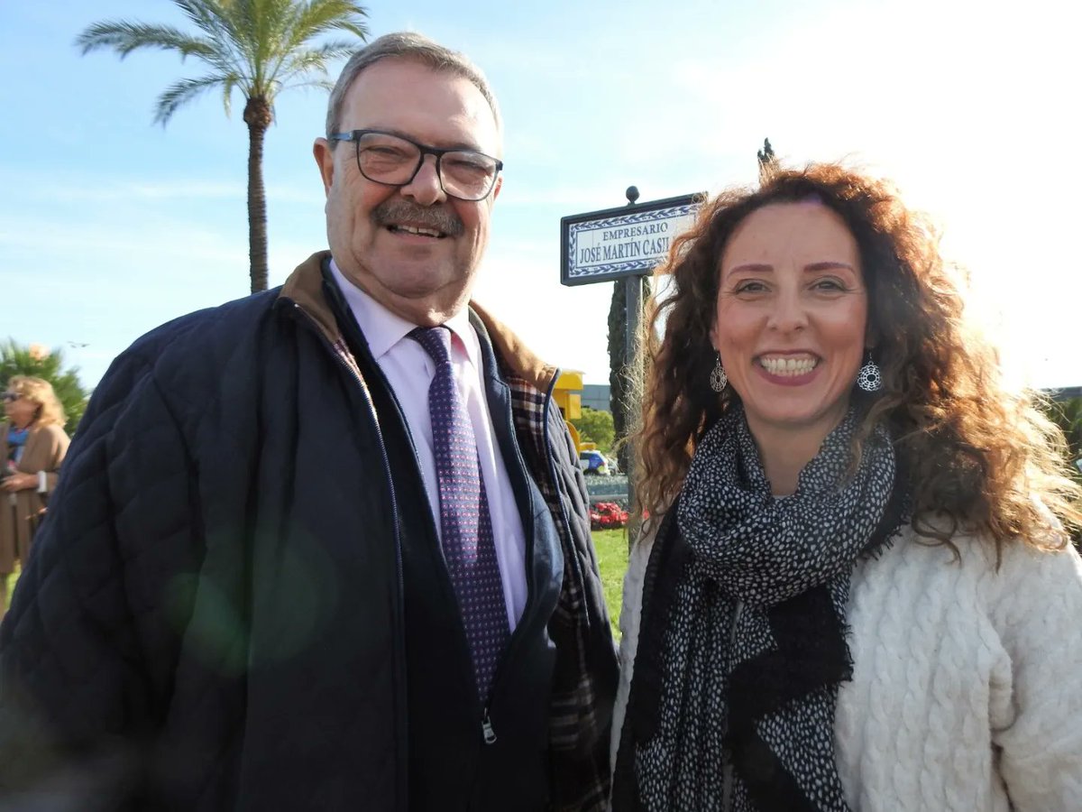 Hoy es un día muy especial, hoy inauguramos la rotonda dedicada a Martín Casillas junto al centro Comercial Los Alcores.
Casillas fue un gran empresario alcalareño, un gran padre de familia y una gran persona.
Es sin duda, un reconocimiento mas que merecido.