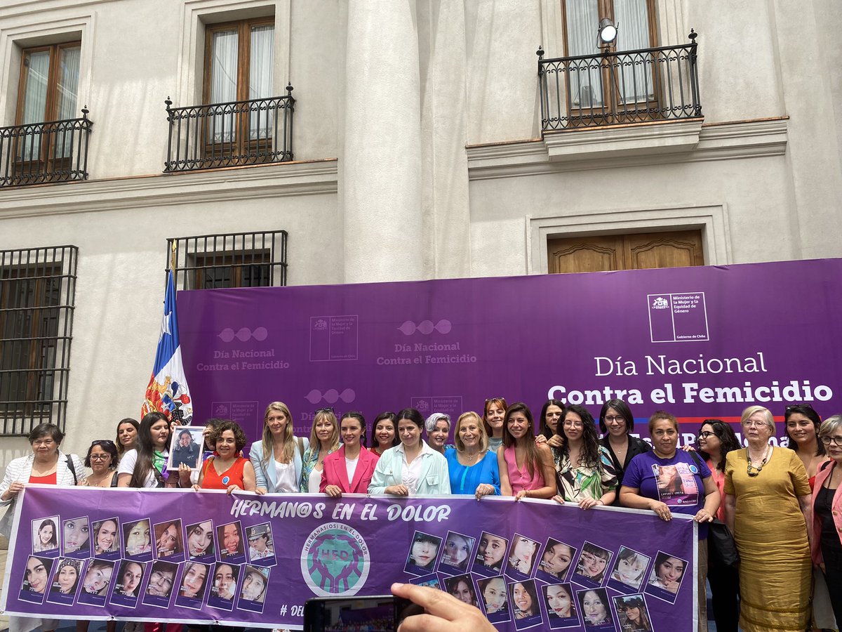 majaraquemada's tweet photo. Emocionantes palabras y lucha del padre de Antonia Barra. Hoy se firmó la ley que penaliza el suicidio femicida. Gran responsabilidad ser madre de un niño y enseñarle el respeto irrestricto a las mujeres y las personas #Dianacionalcontraelfemicidio https://t.co/uxeWxZ9RK0