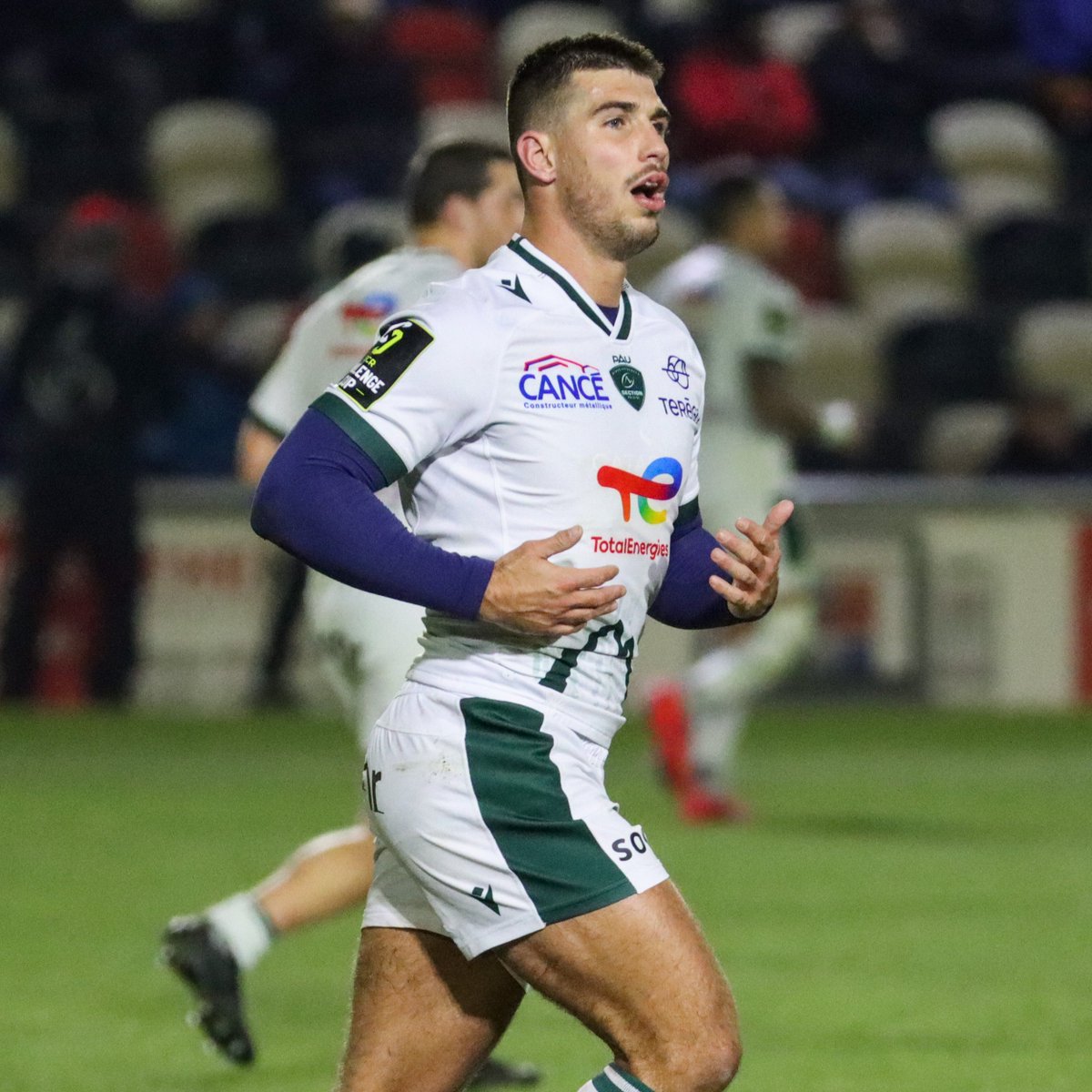 SectionPaloise's tweet photo. 🏉 Quel plaisir de retrouver 𝐍𝐚𝐭𝐡𝐚𝐧 𝐃𝐞𝐜𝐫𝐨𝐧 sur les terrains !

11 mois après son opération du dos et les complications nerveuses qui ont suivi, notre trois-quart centre a retrouv�� la compétition à Newport. https://t.co/Nc1OaiD1dP