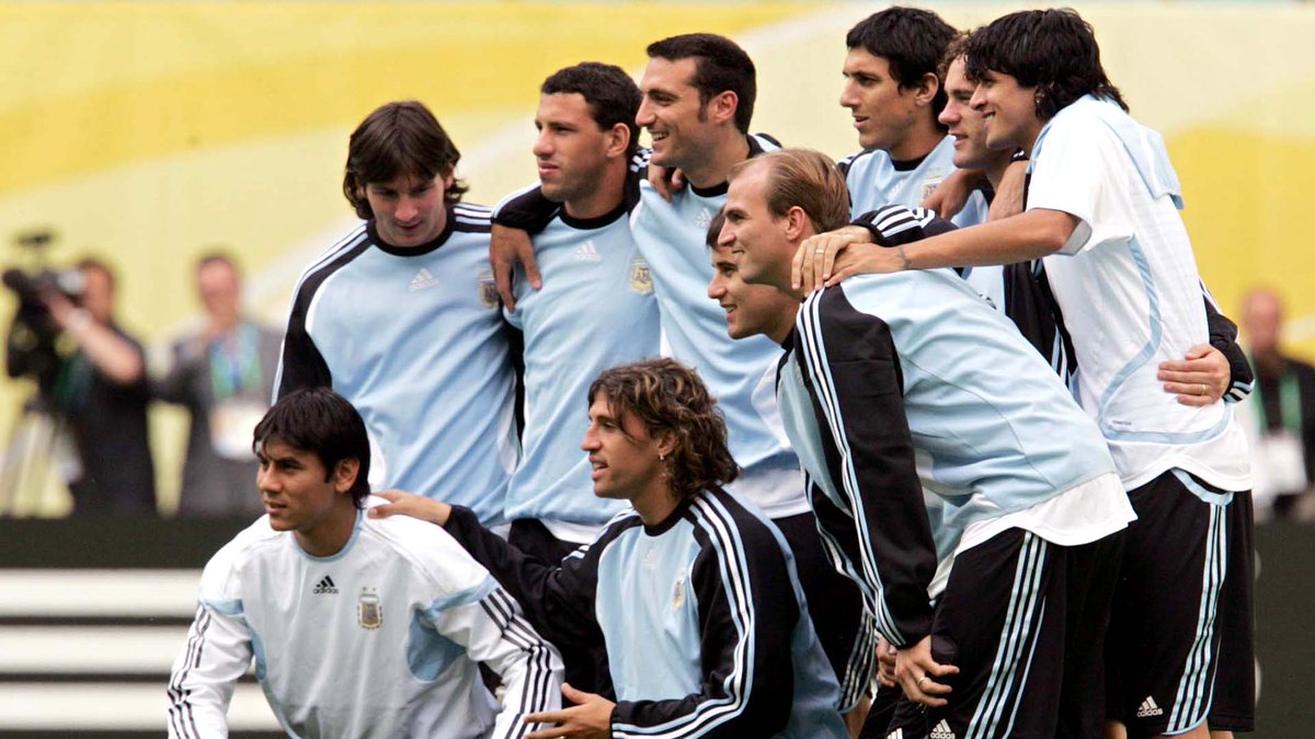 Simphiwe_Dludlu's tweet photo. This is a dream come true for any Federation. Scaloni was in the 2006 WCup squad as a senior with #Messi𓃵 making his debut same year as teammates. 16 years later they celebrate together as Coach and player ❤🏆💙
#FootballRocks
#FIFAWorldCup https://t.co/up8xZLeyVi