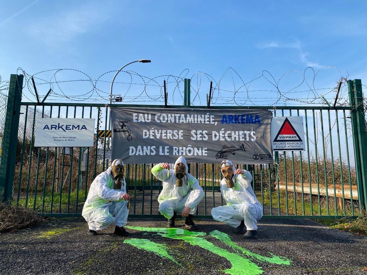 📸 Retour en image sur les actions de <a href="/xr_lyon/">Extinction Rebellion Lyon</a> du samedi 17 décembre à #Lyon face à Arkema, fléau pollueur, et devant le siège de la DREAL symbole de l'État complice qui n'agit pas face aux "polluants éternels" ☠️

[THREAD]