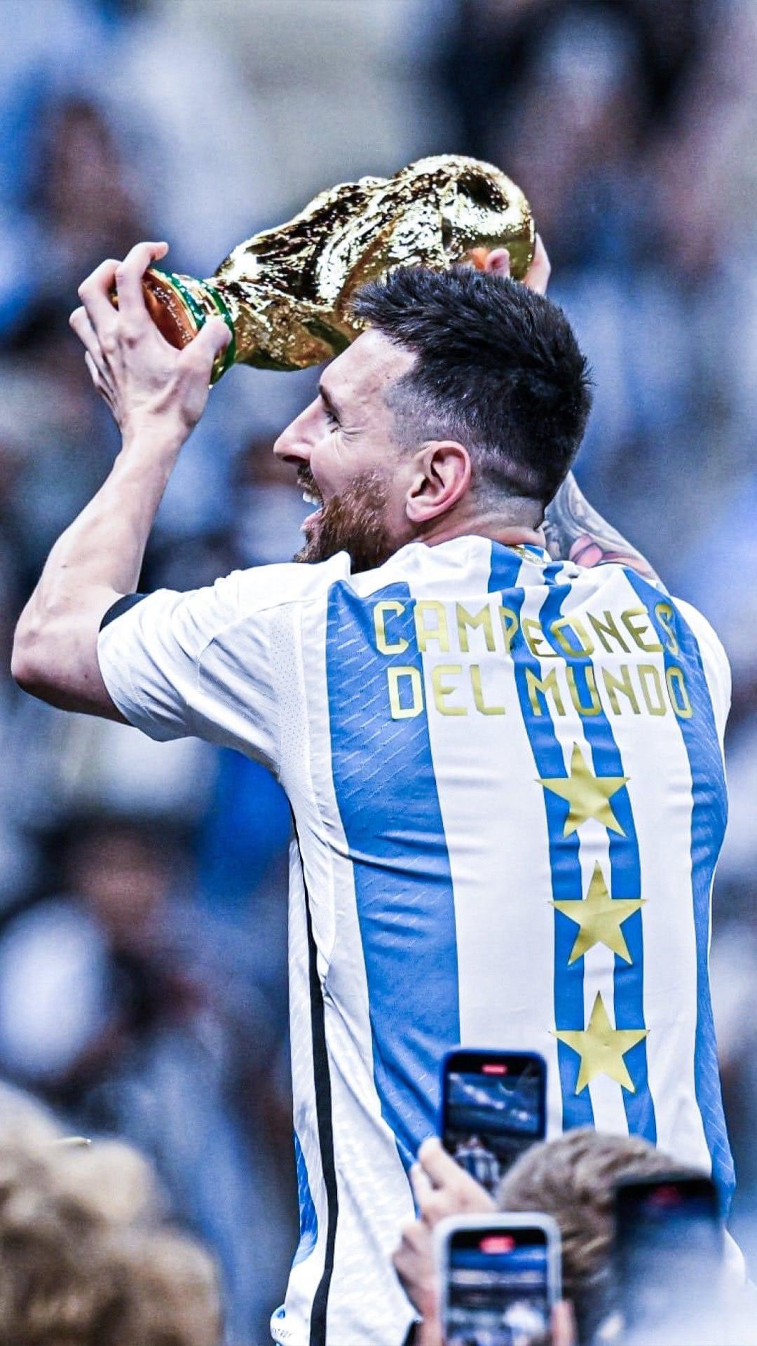 Anh chàng Messi vừa đăng quang ngôi vô địch. Hãy xem hình ảnh liên quan để cảm nhận cực kỳ hào hứng và vui mừng với phong độ tuyệt vời của anh ấy!