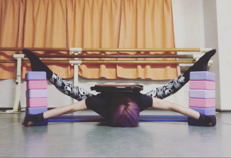 YoshichikaKugi's tweet photo. #前屈 #forwardbend #ウパヴィシュタコーナアーサナ #ウパヴィシュタコナーサナ #upavisthakonasana #wideangleseatedforwardbend #開脚前屈

 #ストレッチ #トレーニング #フィットネス #ワークアウト #workingout #training #stretching #fitness #athlete #yoga #ヨガ https://t.co/NBKkYyDjes