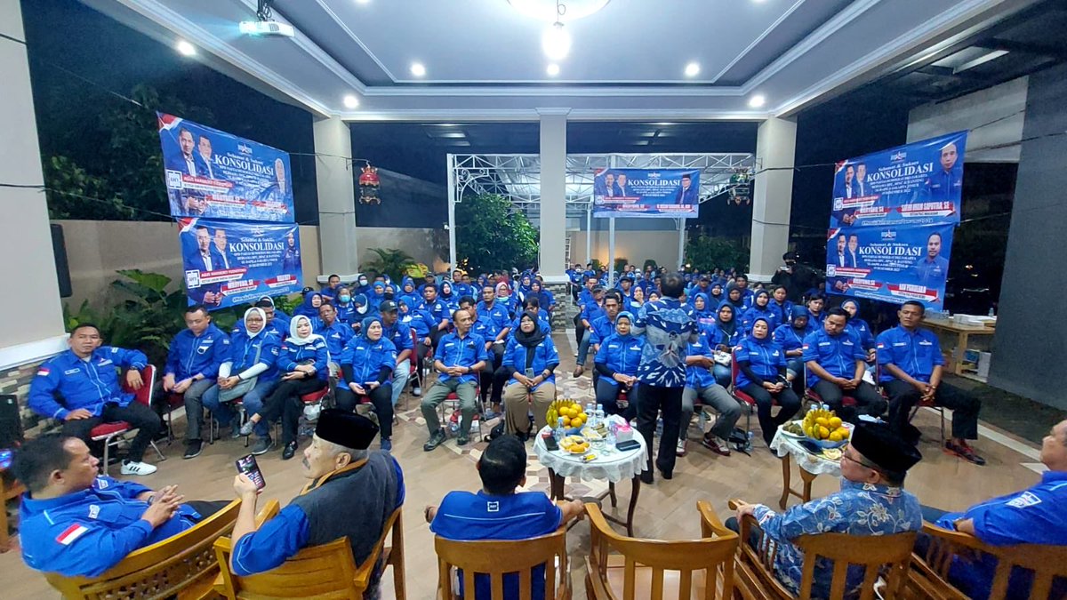RAMujiyono's tweet photo. Konsolidasi adalah URAT NADI organisasi.

Berbaris rapi, menyatukan hati, mengatur strategi.

Konsolidasi Dapil Jakarta 6

#DemokratS14P https://t.co/CYLZQU5z1P