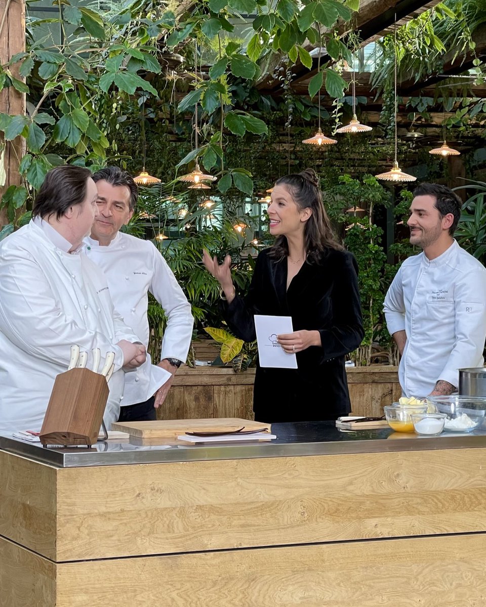 Conticini_Team's tweet photo. Rendez-vous ce soir à 22h55 sur @C8TV pour “Les 10 desserts préférés, le classement des Français“ afin de découvrir quels sont vos 10 desserts préférés ! 😋👨🏻🍳
Nous avons évoqué le millefeuille à la vanille … 😍
#philippeconticini #pbdt #millefeuille https://t.co/D5OKlc6DsF