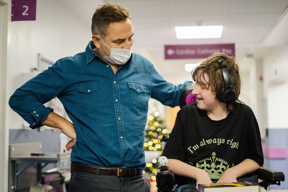 Bham_Childrens's tweet photo. Today the brilliant @davidwalliams brought festive cheer to our brave patients. David recently donated this year's royalties from his book, The Midnight Gang, to support our Virtual Reality Appeal so while he was here, we let him have a go with our headsets to see them in action. https://t.co/w2UmHMUzmp
