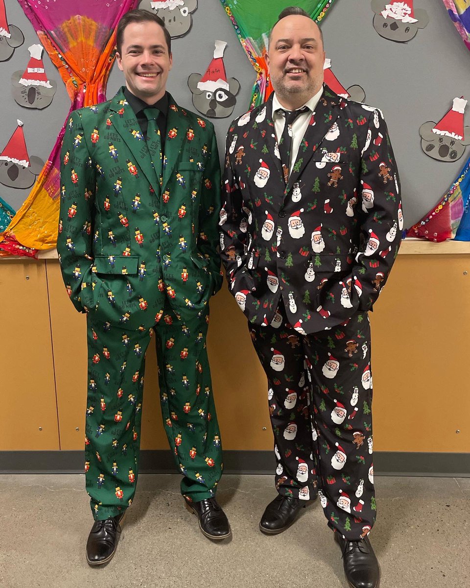 EastGreshamElem's tweet photo. Fancy Day Shenanigans. 😊 #WhyEastGresham 💙 #MrBenfield 🍎 #MrWallace 🍎 https://t.co/wmg8BqwKZF