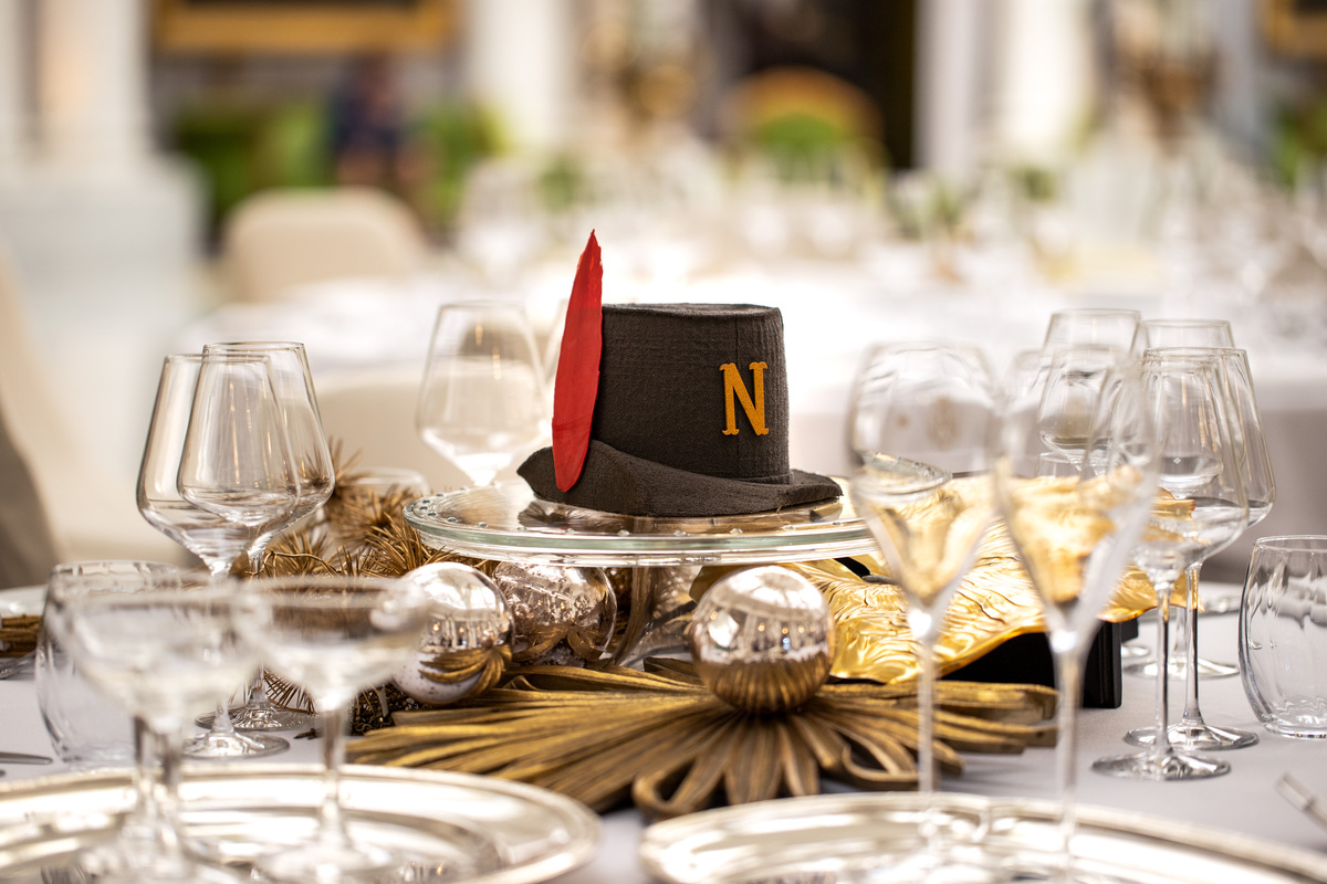 Have you booked your Yule log? This year, the pastry chef Charles Bernard has revisited the traditional Haut-de-Forme hat of the hunters who welcome you to the Negresco.  To order: hotel-negresco-nice.secretbox.fr/la-buche-negre…

#LeNegresco #LHWTraveler #CotedAzurFrance #Nice06