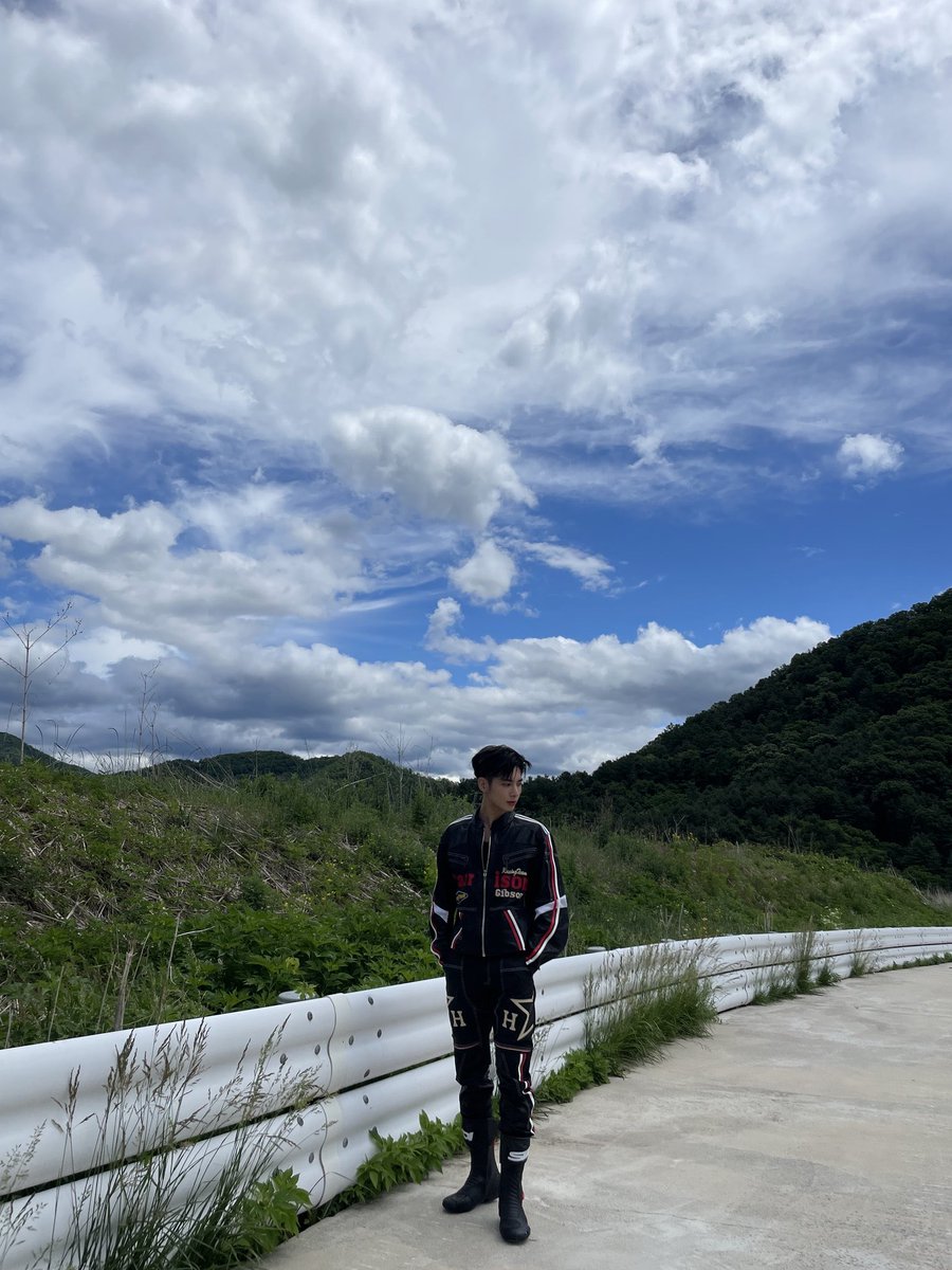 cheo_by's tweet photo. 📸 Taehyun | Twitter 

“Mientras grababa para Moa el membership 💙 el cielo estaba muy bonito jaja.
Estas fotos fueron tomadas por alguien cuando hacíamos el concepto de corredor (me hicieron ver como si midiera 2m o algo como eso en estas fotos…)”

@TXT_members #TAEHYUN https://t.co/B42XLdElzc
