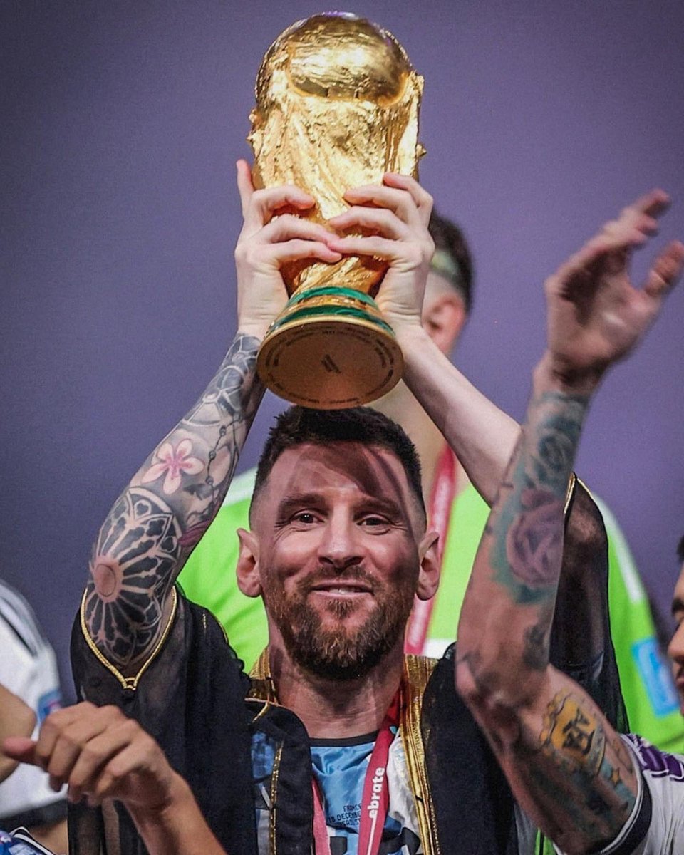 BarackObama: “Congrats to Argentina and to the GOAT, Lionel Messi, for an  amazing World Cup victory.”, image size:960x1200