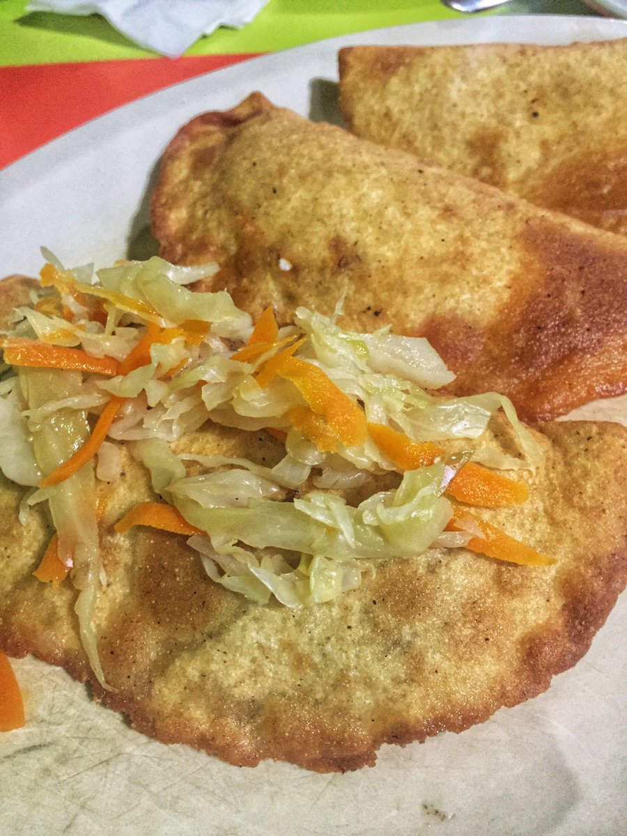 sancrismunchies's tweet photo. Empanadas al estilo del barrio de San Ramón en “Antojitos doña Belly” en calle Tabasco 15 😋👌🏾👌🏾
.
#sancrismunchies #glotonsancris #coletopolis #comerensancris #munchies #munchiesmx #foodiesancris #bajon #consumelocal #sancristobaldelascasas https://t.co/UyiLyrLp5C