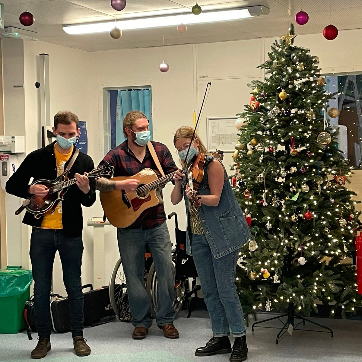 CUHArtsNHS's tweet photo. 🎻 We welcomed @shackletontrio back to tour our hospitals for #CUHSounds today in partnership with @MiHCUK - some lovely interactions in wards, clinics and the staff Season's Greetings event. 🪕
#musicinhospitals #artsinhospitals #artshealthwellbeing https://t.co/8SYlX27fMW