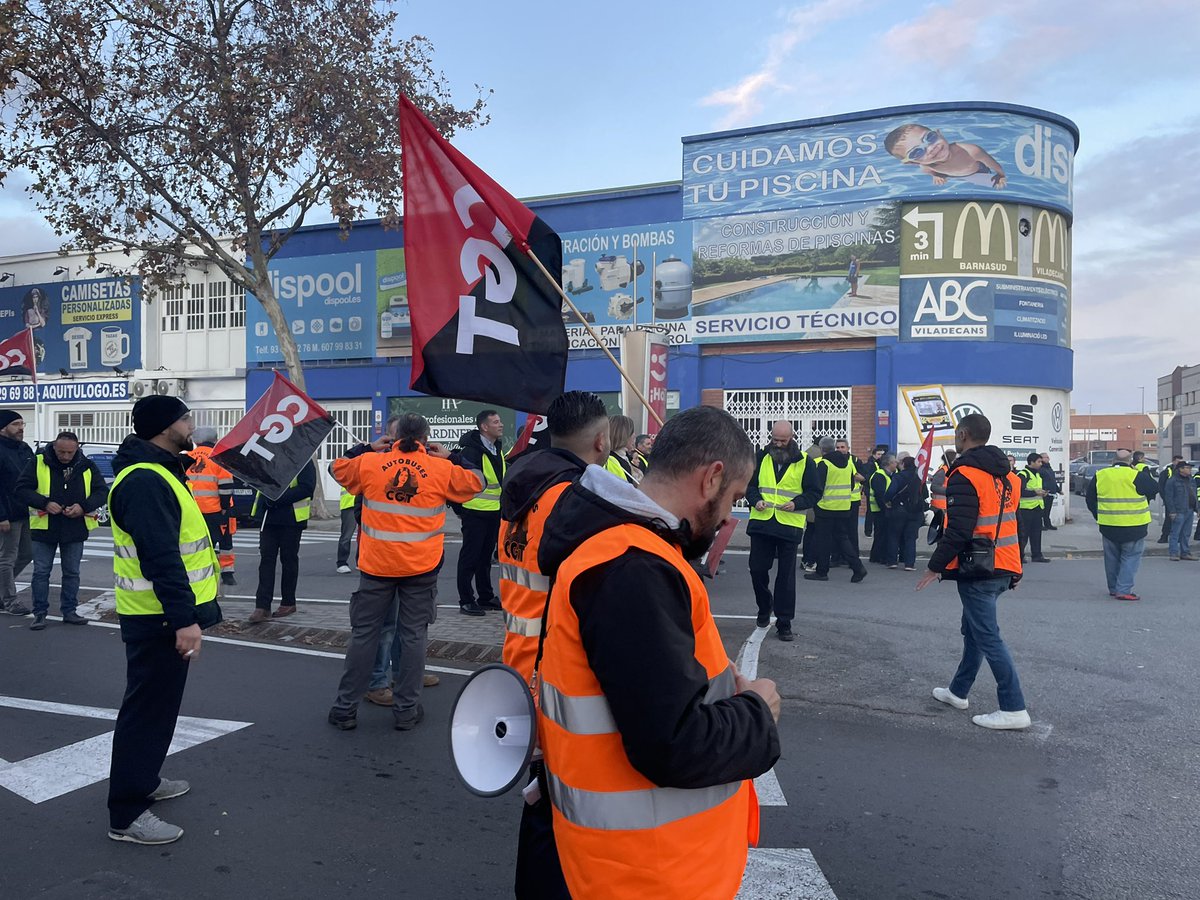 Las asambleas rechazan la oferta de la empresa, un 1,5% de subida para 2022, y acuerda continuar la huelga. En estos momentos bloqueando los accesos a la C32 ✊️✊️