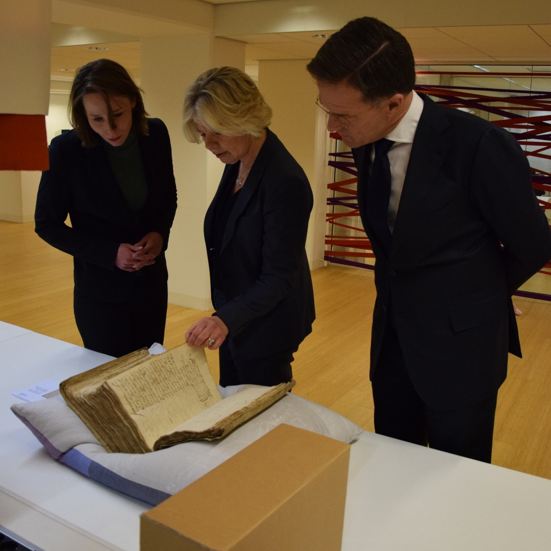 NA_Archief's tweet photo. @MinPres Voorafgaand aan het excuses liet algemene rijksarchivaris Afelonne Doek (@afelonnedoek) belangrijke archiefstukken rondom het slavernijverleden zien aan premier Mark Rutte (@minpres) en Minister van Binnenlandse Zaken Hanke Bruins Slot (@HankeBruinsSlot). https://t.co/6wAHzwMhBk