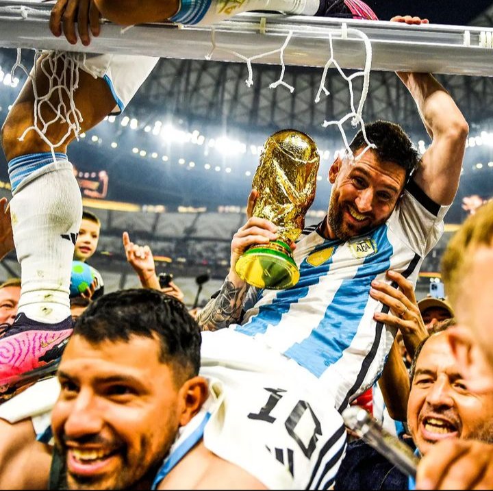 natucisbani's tweet photo. Somos campeones del mundo.
Qué felicidad y orgullo ser de este país. La última oportunidad de varios y la primera de algunos.
Todos estamos orgullosos del equipo que se formó y como nos subimos a la Scaloneta. Leo lo dijo y lo cumplió "confíen" 
Gracias selección 🇦🇷🇦🇷
#ElijoCreer https://t.co/zmIq1MlqqS
