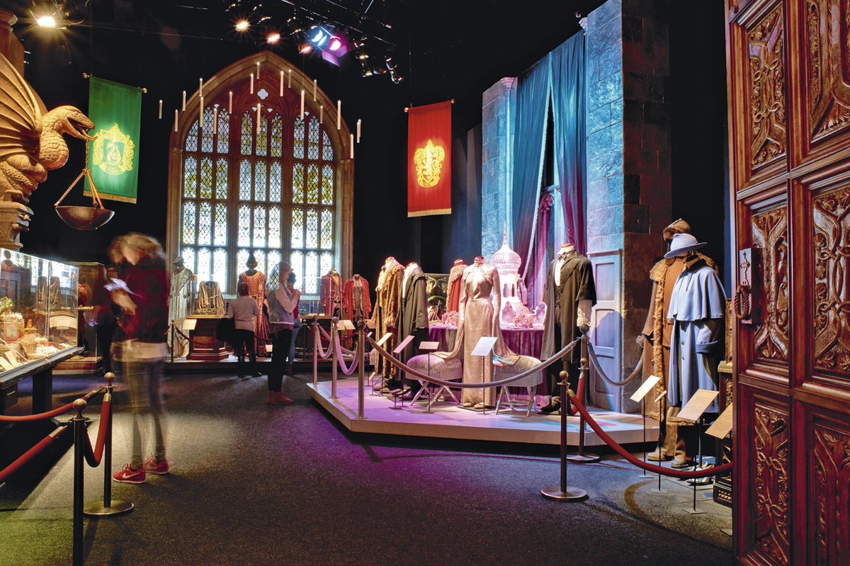 GossipRoomOff's tweet photo. 🚨 Après une (trop) longue attente, nous voilà désormais fixés : l'exposition officielle Harry Potter débarquera enfin à Paris au printemps 2023. L'occasion pour tous les fans de plonger dans le monde magique ! 🪄 (via MCE) https://t.co/gopN6Qrge5