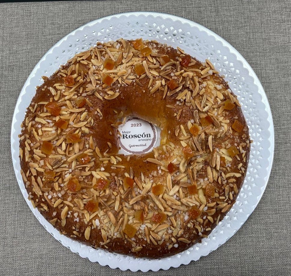 juliaplozano's tweet photo. #panod elabora el mejor roscón artesano de Madrid 2023. El de #isabelmaestre ha quedado en segunda posición y el de #dobleuveobrador en tercera ¡Enhorabuena! 
Gracias a los 45 inscritos y a @burgodearias y @lcbmadrid por apoyarlo
https://t.co/TB85QNoiZX @GASTROactitud https://t.co/TomSERg6Ep