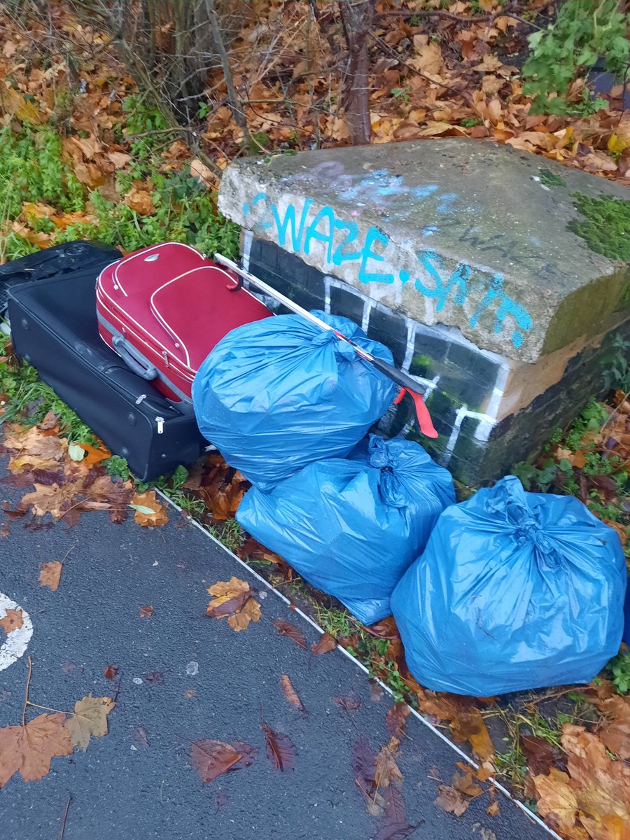 BermondseyUp's tweet photo. What makes the gas different though? Clean up along the lanes around Millwall FC and S Bermondsey Station, including flytipped suitcases and vacuum cleaner. Reported @CleanStreetsApp @MillwallFC @LewishamCouncil #Bermondsey #millwallsupporters https://t.co/XhKGbCbhhj