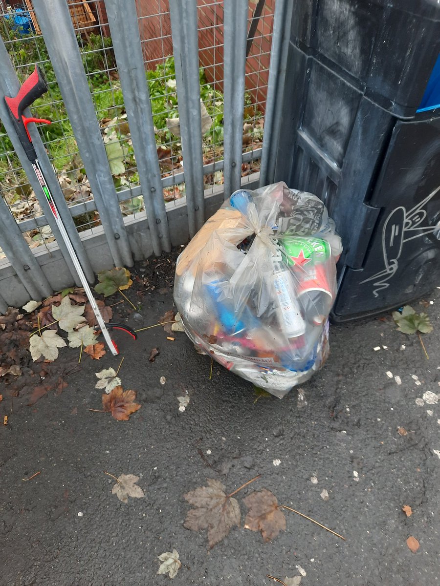 BermondseyUp's tweet photo. What makes the gas different though? Clean up along the lanes around Millwall FC and S Bermondsey Station, including flytipped suitcases and vacuum cleaner. Reported @CleanStreetsApp @MillwallFC @LewishamCouncil #Bermondsey #millwallsupporters https://t.co/XhKGbCbhhj