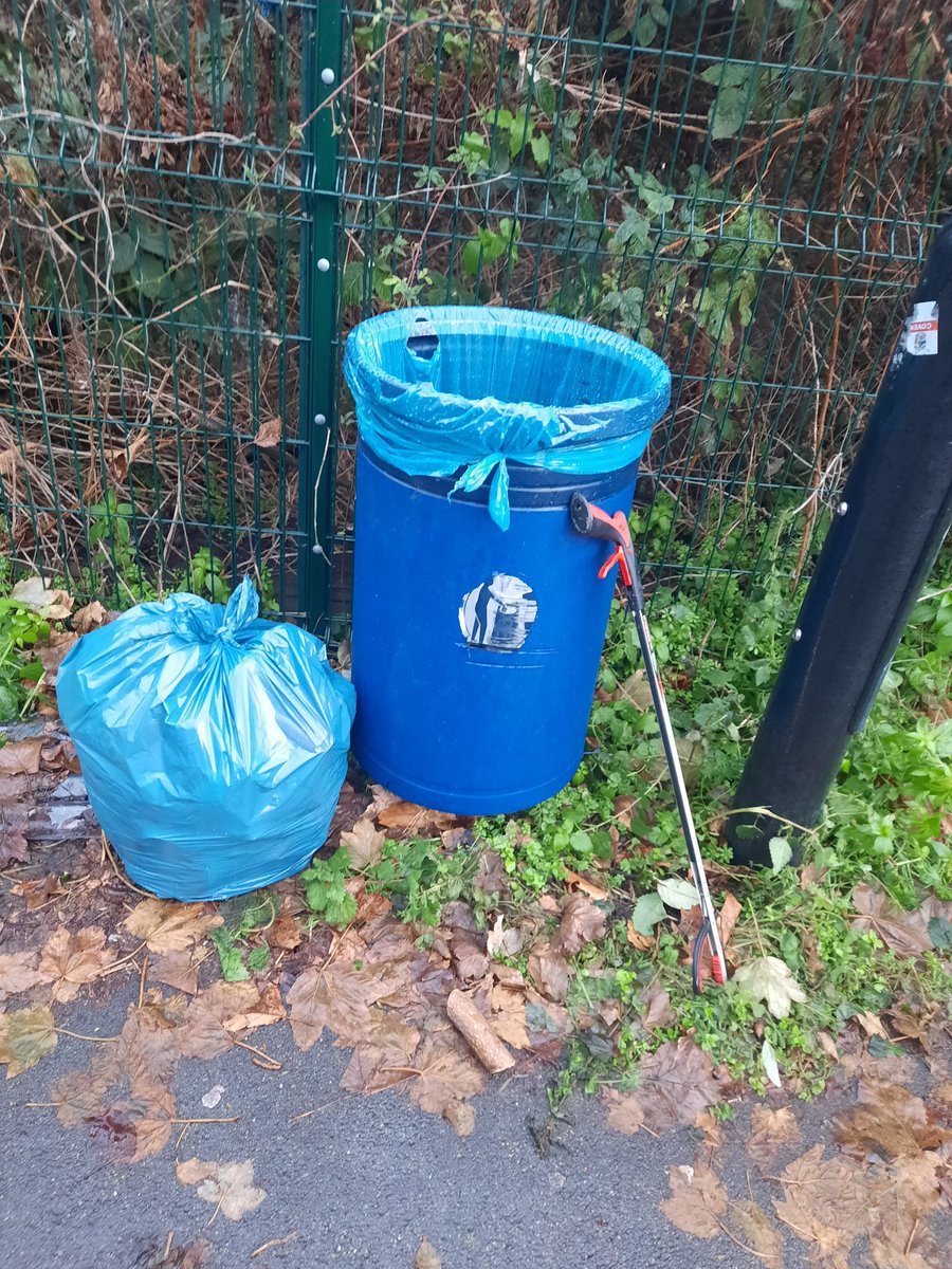 BermondseyUp's tweet photo. What makes the gas different though? Clean up along the lanes around Millwall FC and S Bermondsey Station, including flytipped suitcases and vacuum cleaner. Reported @CleanStreetsApp @MillwallFC @LewishamCouncil #Bermondsey #millwallsupporters https://t.co/XhKGbCbhhj