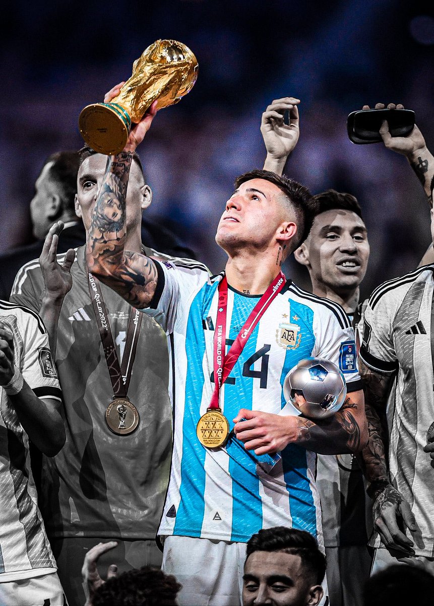 sudanalytics_'s tweet photo. 🌟🇦🇷 Enzo Fernández entre los jugadores argentinos en la Final del Mundo:

➜ 1º en toques [118]
➜ 1º en duelos ganados [11]
➜ 1º en pases completados [77]
➜ 1º en entradas completadas [7/10]
➜ 2º en pases a campo rival [29]
➜ 2º en recuperaciones [11]

21 años, crack. 🎩 https://t.co/4tSmB0P28I