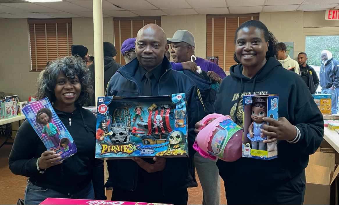 cityofeastpoint's tweet photo. The East Point Police Dept was also busy this weekend spreading holiday cheer at the Fraternal Order of Police Shop With A Cop at the Walmart in Union City and at the toy giveaway at New Grant Chapel AME Church with Councilmembers Karen Rene, Josette Bailey and Mayor Ingraham. https://t.co/mIHxXQIPbc