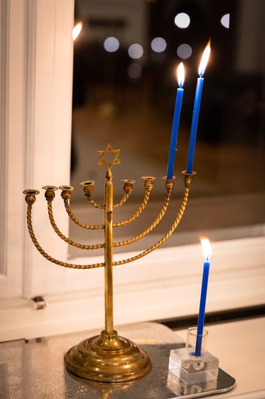 BPrSprecherin's tweet photo. #Chanukka in Schloss Bellevue. Die Nachfahren des Kieler Rabbiners Arthur #Posner haben heute die ersten beiden Kerzen der aus Israel mitgebrachten Chanukkia angezündet - damit erstrahlt der Leuchter der Familie erstmals seit 90 Jahren wieder in Deutschland. @YadVashemDE 1/3 https://t.co/XuoKfIMcWX