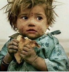 يسرقون رغيفك، ثم يعطونك منه كِسرة، ثم يأمرونك أن تشكرهم على كرمهم...
يا لوقاحتهم.....‼️