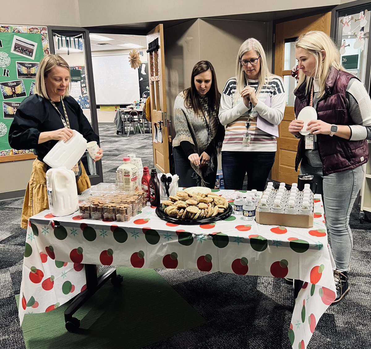 gingerjimenez's tweet photo. A Milk and Cookie bar to kick off the last Monday before winter break! 💚 #goingplaces https://t.co/RIfBJLhhkg