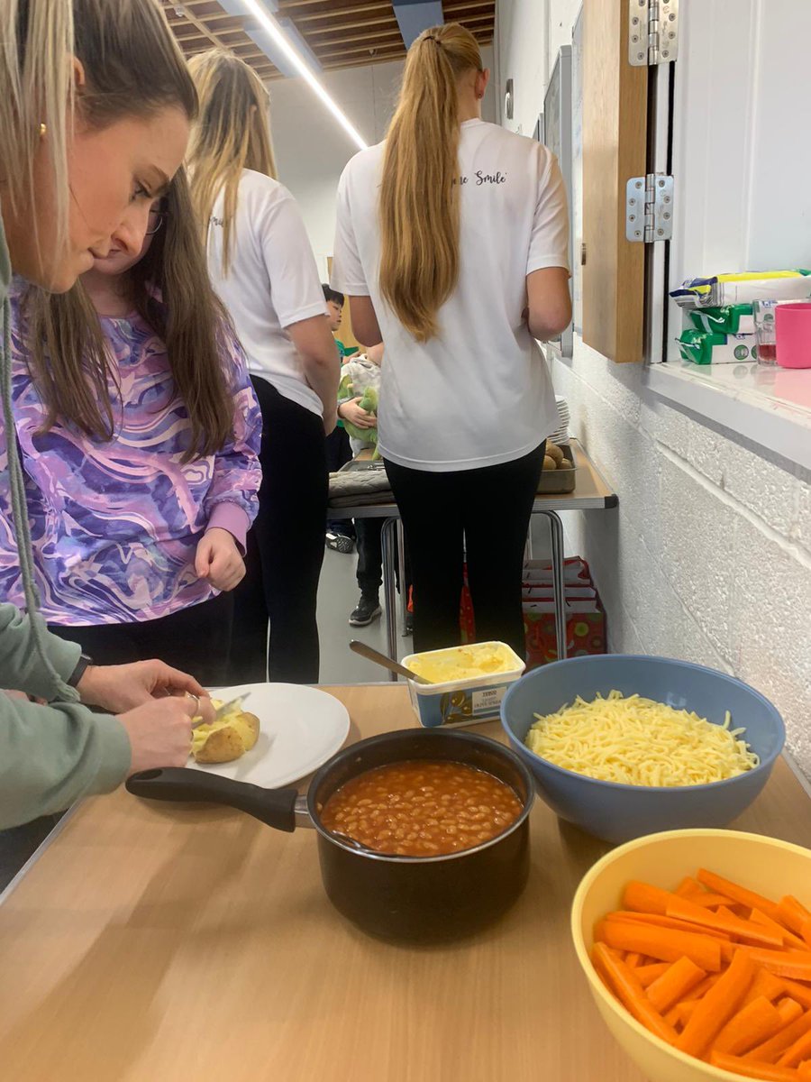 MollysGift6's tweet photo. 🦋 WINTER #HAF2022 Day 1 ✅

A fantastic first day at our #LeicsHolidaysTogether Winter HAF camp, thanks to funding from @educationgovuk &amp; @LeicsCountyHall 💙 

The children designed a healthy lunchbox &amp; played some fun games! 😄 

#MW6
#MollysGift 
#ToHelpEveryoneSmile https://t.co/Wy7nGz2DFH