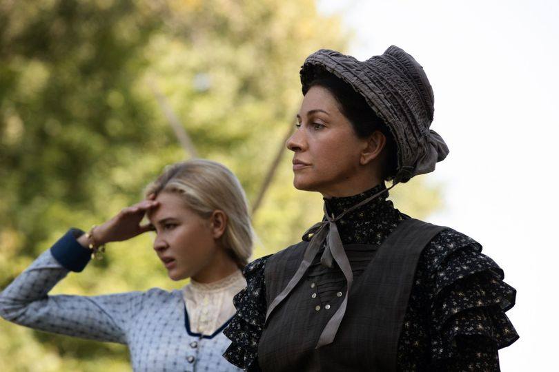 KevinCostner955's tweet photo. It amusing that Dawn Oliveri who plays Sarah Atwood, who is seeing Jaime.. also played Claire Dutton in 1883... and that her gravestone was in the last episode!

#KevinCostner #Actor #Singer #Star #Hollywood #American #1883Movie #Movies #Yellowstone #Cowboy #Trending #Top #News https://t.co/wfdMPKAltj