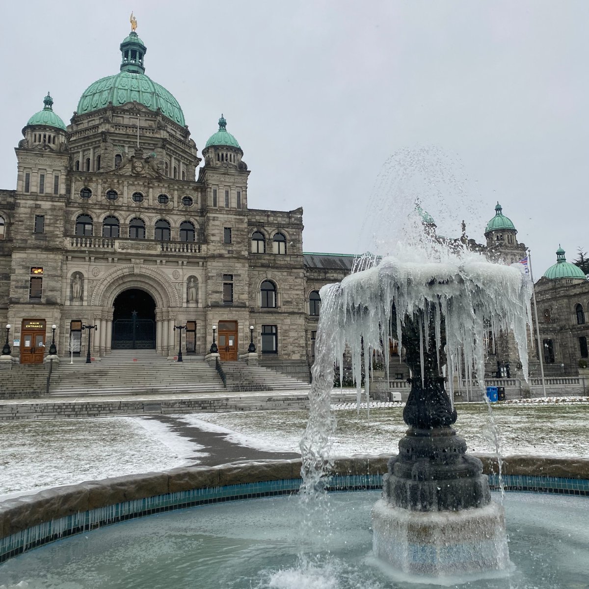 BCLegislature's tweet photo. You know it's cold at #BCLeg when the fountain freezes! Still warm inside though, and open for visitors all this week. #yyj https://t.co/pL6uIP13hT