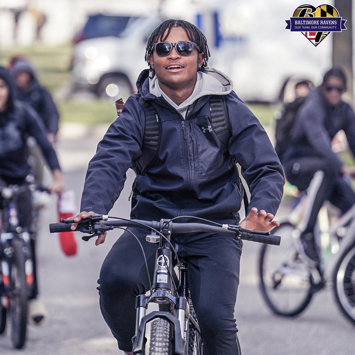 Our Walter Payton NFL Man of the Year nominee <a href="/ChuckC36/">Chuck Clark</a> surprised the students of Next One Up with new bikes 💜

#WPMOYChallenge Clark