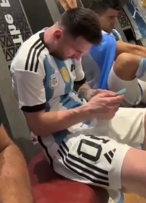 santuca's tweet photo. No puedo dejar de mirar los vídeos de la selección estoy así https://t.co/i7GB8UOwhI