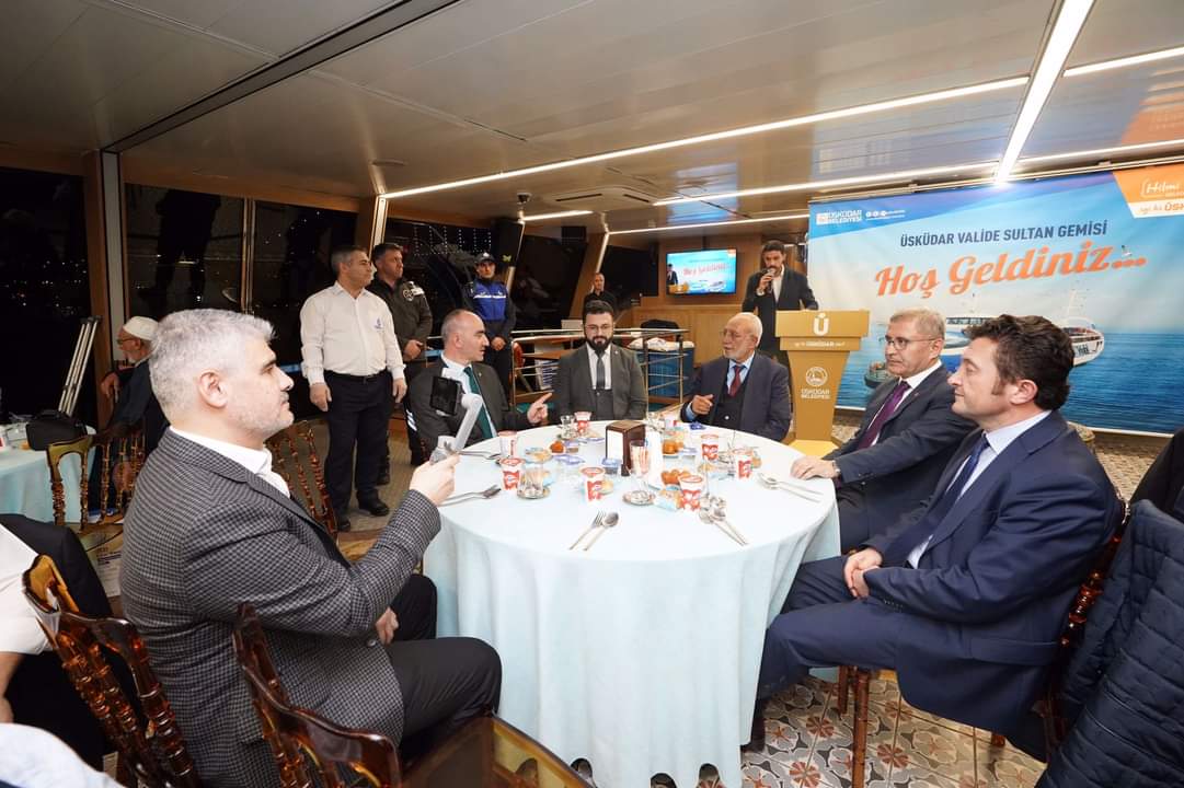 17 Aralık Cumartesi Üsküdar'da yapılan Türkiye geneli Bölge ve Şube Başkanları toplantımıza katılımı ve katkılarından dolayı <a href="/uskudarbld/">Üsküdar Belediyesi</a> başkanı #hafız <a href="/hilmiturkmen34/">Hilmi Türkmen</a> beyefendiye çok teşekkür ederiz.
#ehad
#evrenselhafızlarderneği
#KuranaHizmetŞereftir
#hafızlarbuluşması