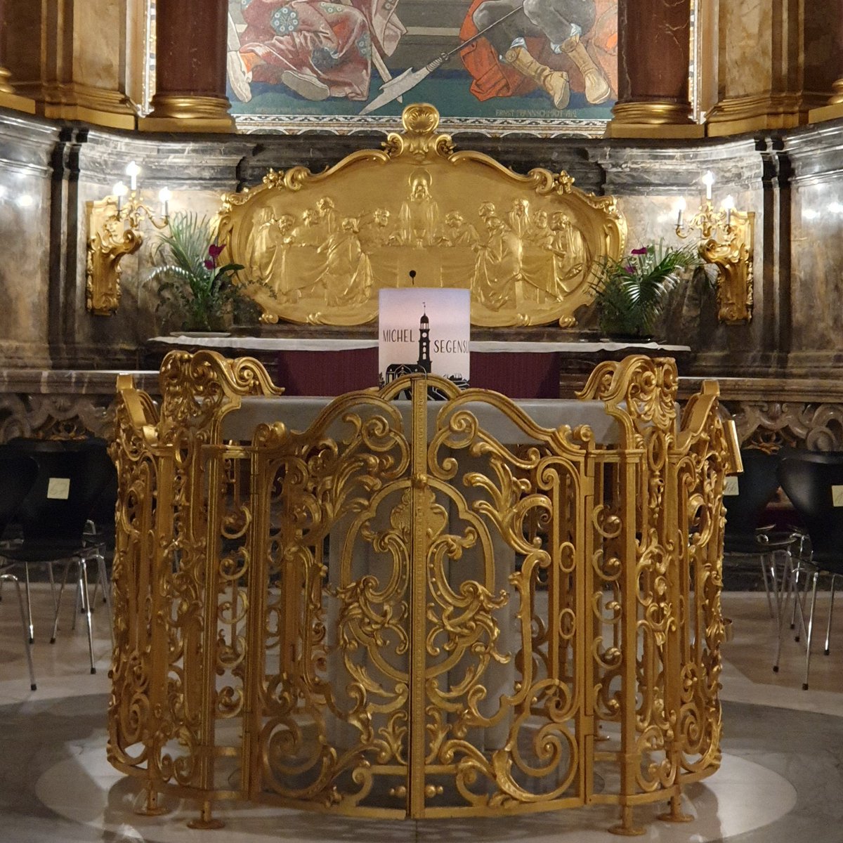 bischmi's tweet photo. Den Michel-Segen in die Welt tragen.
#stmichaelis #hamburg #Segen https://t.co/QsPtdtpeXe