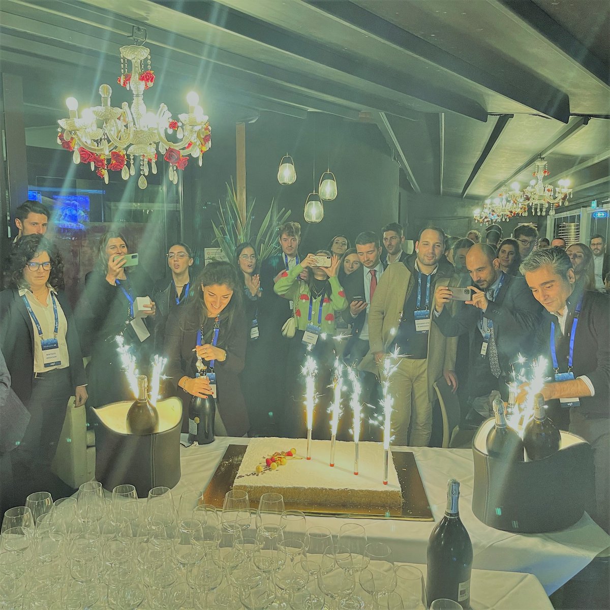 sdggroupitaly's tweet photo. A Verona, Milano e Firenze gli SDSGers festeggiano la di un 2022 fatto di crescita e successi.
Ora ci prendiamo un momento per goderci i grandi risultati, pronti a ripartire per costruire il futuro e continuare ad andare oltre.
#GoBeyond #KeepMovingForward #WinMeetUp22 https://t.co/wKefH3zJwC