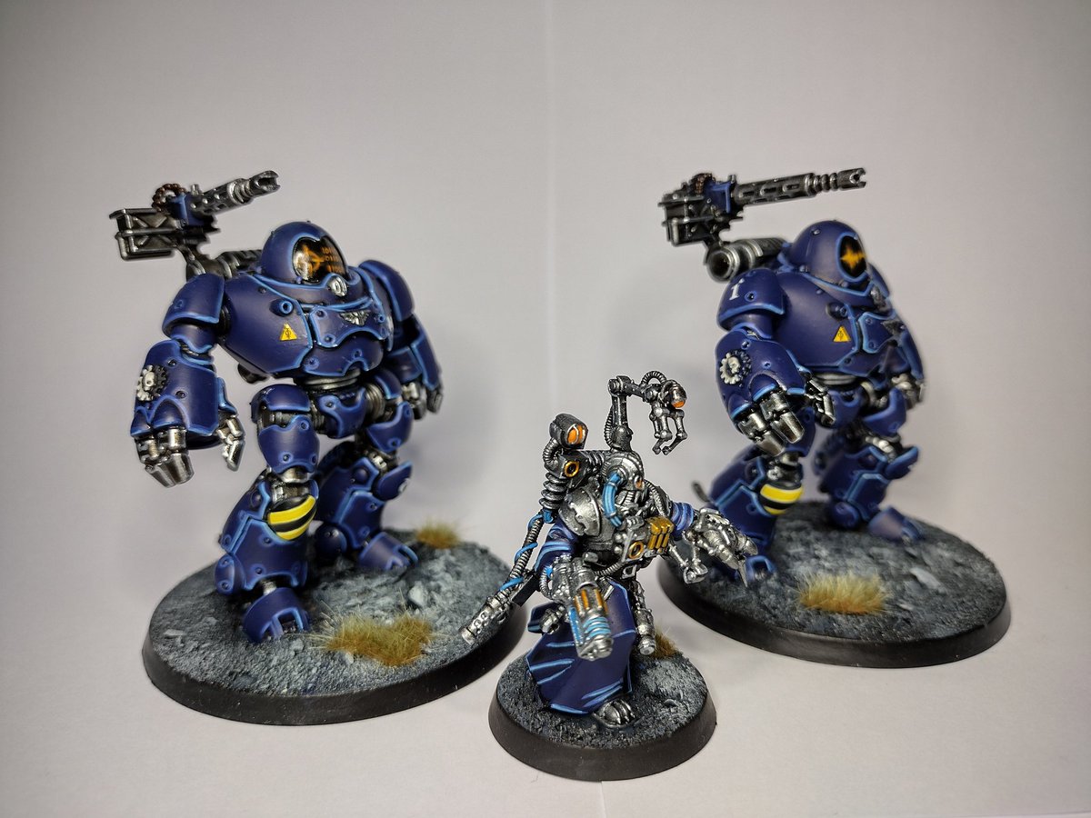 TolSenti's tweet photo. Datasmith and their 2 Kastelan Robots all finished off for my ad mech. #WarhammerCommunity https://t.co/gMULDgsMbV