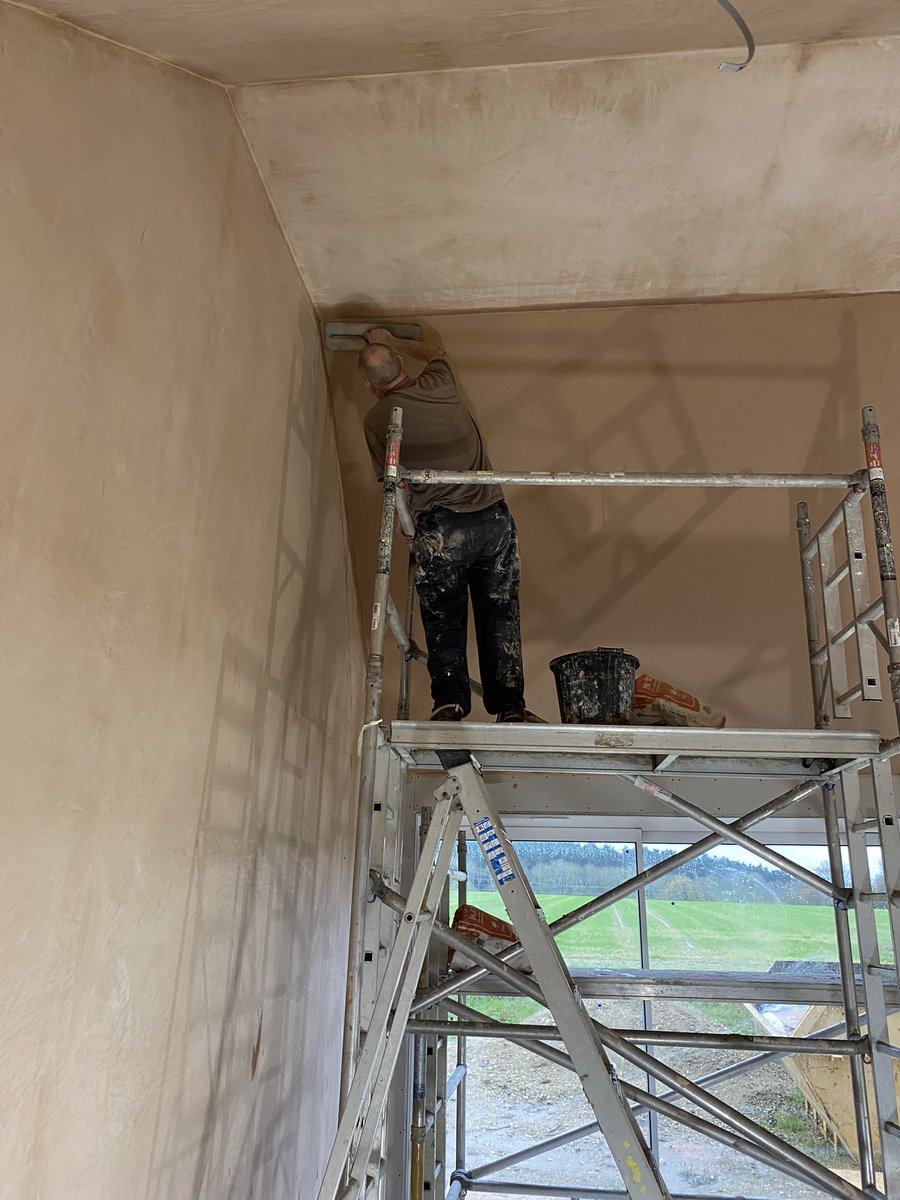 Finally finished painting the orangery, looks good even if I say so myself 😁. Keith is the real expert though, doing a fantastic job plastering lounge in readiness for me to paint post Xmas. Picking up my new cat for Xmas on Wednesday, I’ll post photos once I’ve got it….😻