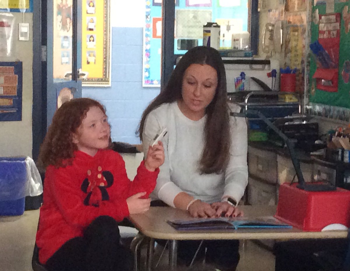 tchanatski's tweet photo. Can you catch a snowman?⛄️🥕🛷Who “snows” if you don’t try?❄️@Hubbard_School #HappyHolidays2022 #mysteryreader #howto #readingwritingconnection https://t.co/dYMCB5j9jA