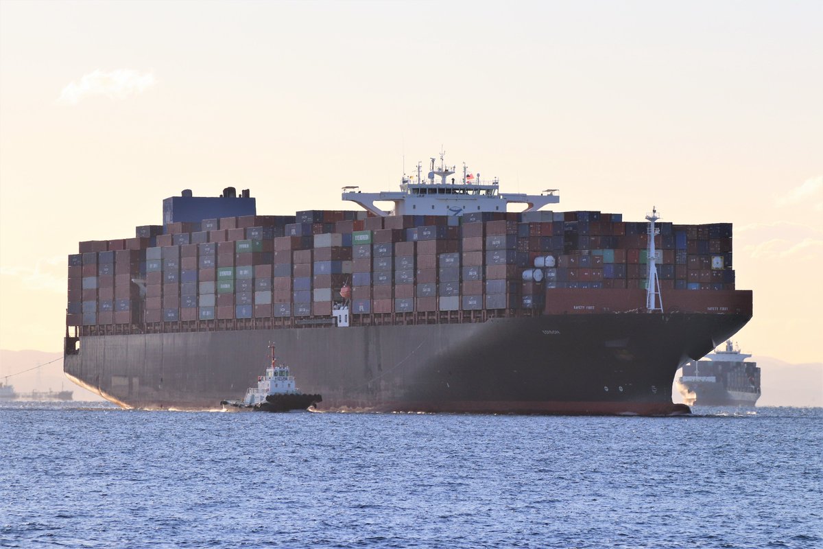 panamaru2's tweet photo. #CMA_CGM の 南米航路 #ACSA1 に投入されている #EDISON Ex #MAERSK_EDISON #Container_Ship IMO9463011 GRT141649t b-2011 が MANZANILLO MEXICO から冬の朝、薄暗い横浜航路に到着しました。
20221219 https://t.co/ZTkZWca2LK