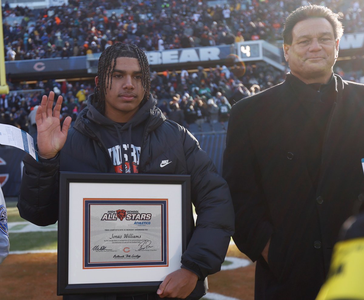 Congrats to the nine @ChicagoBears High School All-Stars brought to by @Athletico who were recognized at halftime of the #PHIvsCHI game.