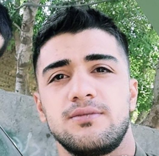 fariba312's tweet photo. پدرش با بدبختی و دست فروشی در غربت پسرش را به پایه رساند ازش یه ورزشکار ساخت تا جمهوری اعدام گردنی پیدا کند برای دار اعدامش.
 #محمدمهدی_کرمی جانش در خطر است.
#مهسا_امینی 
#MohammadMehdiKarami https://t.co/geRCb5rVRf
